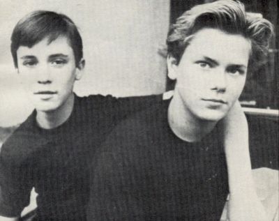 River Phoenix and Wil Wheaton - stand by me Will Wheaton, Gordie Lachance, Phoenix Photo, Wil Wheaton, River Phoenix, Young Actors, Young Men, Keanu Reeves, Look At You