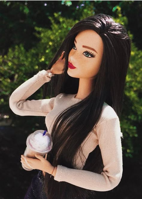 Feliz comienzo de semana. Barbie With Brown Hair, Barbie Dark Hair, Brown Hair Barbie, Brunette Barbie Doll, Barbie Tumblr, Black Hair Barbie Doll, Pelo Cafe, Barbies Pics, Dress Barbie Doll