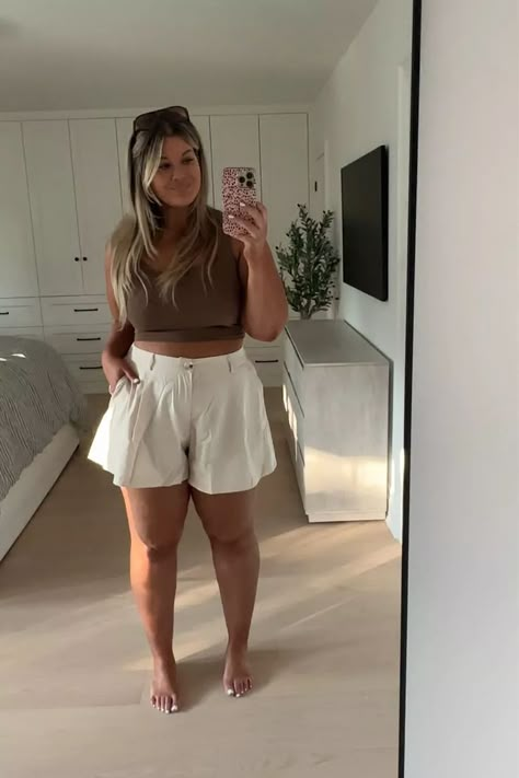 Shorts Tank Top Outfit, Short And Curvy Outfits, Midsize Clothing, Curvy Outfits Summer, Short Curvy Girl Outfits, Neutral Summer Outfits, Curvy Summer Outfits, Curvy Girl Outfits Summer, Outfits For Mexico