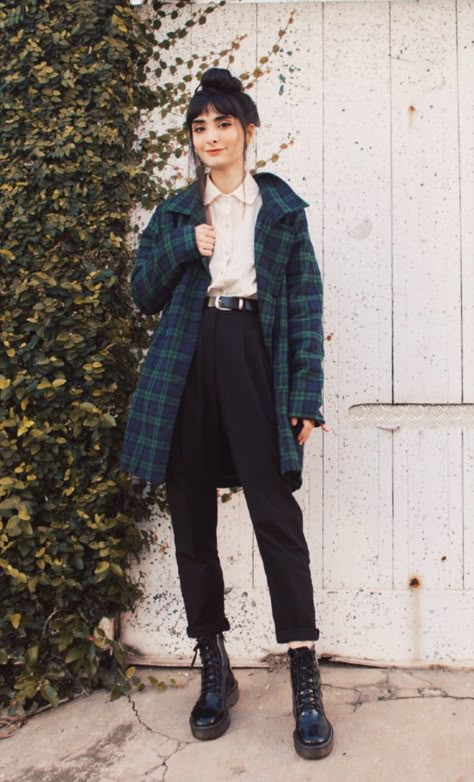 Hipster Woman Outfits, Elevated Goth Fashion, Vintage Business Casual Outfits, Preppy Punk Aesthetic, Retro Classic Outfit, Hipster Work Outfit, Art Business Casual, Grunge Professional Outfits, Punk Office Outfit