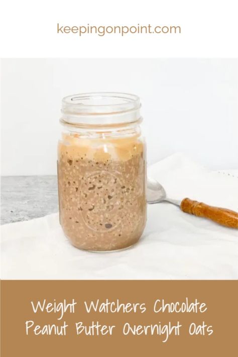 This is an easy breakfast! Make it the night before and it's ready to go in the morning. Overnight Oats Chocolate, Chocolate Peanut Butter Overnight Oats, Pb2 Recipes, Overnight Oats In A Jar, Overnight Oats With Yogurt, Oats Overnight, Chocolate Overnight Oats, Peanut Butter Overnight Oats, Plats Weight Watchers