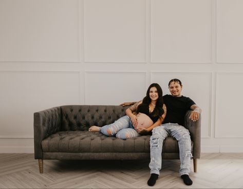 Maternity Sofa Photos, Maternity Shoot In Living Room, Maternity Poses On Couch, Couch Photoshoot Poses, Maternity Shoot On Couch, Studio Couch Photoshoot, Maternity Pictures On Couch, Maternity Photography Couch, Couple Poses On Couch