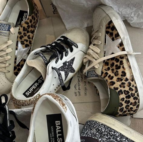 🧉🐆🔥 GOLDEN LOVERS!!!! 5/6/7/8/9 #goldengoose #goldengoosedeluxebrand SHOP ONLINE Golden Clothes, Estilo Ivy, Skor Sneakers, Stars Fashion, Super Rich Kids, Shoe Wishlist, Stockholm Style, Golden Goose Sneakers, Hype Shoes