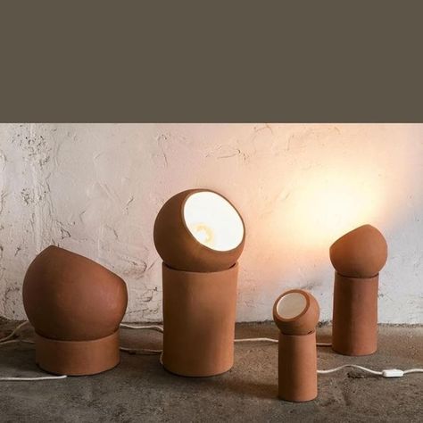 Lampe À Poser De Grand Format Dans La Collection Terra Éditée Par Serax Composée D'une Base Cylindrique Et D'un Diffuseur Sphérique Orientable, L'ensemble Est Réalisé En Terre Cuite Naturelle (l'intérieur Du Diffuseur Est Vernissé De Coloris Blanc) Et Est Équipé D'un Cordon D'alimentation Avec Interrupteur Et Prise De Secteur. Dessinée Par Lauren Van Driessche, La Collection Terra Propose Des Lignes Minimalistes Et Une Originale Finition En Terre Cuite, Elle Se Décline En Quatre Formats Complém… Standard Lamps, Industrial Table, Unique Tables, Solar Lamp, Luminaire Design, Garden Lamps, Light Reflection, Lamp Decor, Led Light Bulb