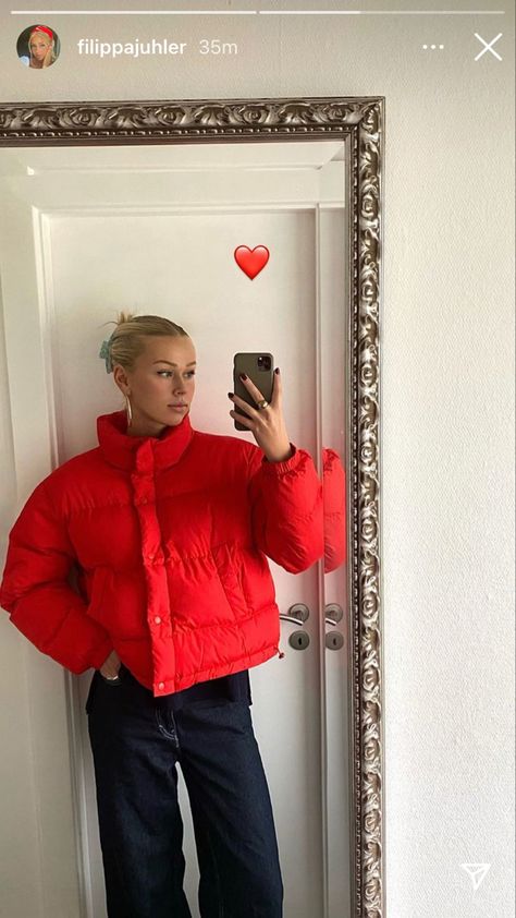 Red Puffer Outfit, Short Red Coat Outfit, Red Puffy Jacket Outfit, Trendy Red Puffer Jacket For Winter, Red Puffer Jacket Outfit Street Styles, Red Puffer Jacket For Fall, Red Puffer Outerwear For Cold Weather, Outfit Nieve, Red Puffer Jacket Outfit