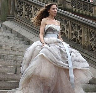 Sarah Jessica Parker as Carrie on the steps of New York Public Library Miranda Hobbes, Carrie And Big, Sara Jessica Parker, Carrie Bradshaw Style, Chris Noth, Celebrity Lifestyle, Sarah Jessica, Sarah Jessica Parker, Vogue Magazine