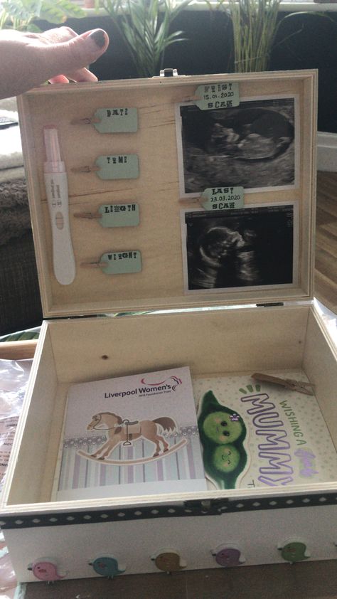 Childhood Memory Box Ideas Diy, Birth Memory Ideas, Pregnancy Keepsake Ideas, Wooden Memory Box Ideas Diy, Keepsake Boxes Diy, Baby Keepsake Box Diy, Baby Memory Box Ideas, Baby Box Ideas, Diy Keepsake Box Ideas