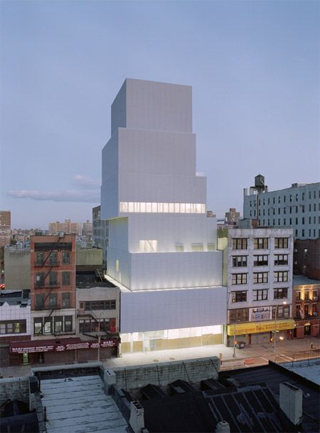 New Museum of Contemporary Art in New York by Kazuyo Sejima + Ryue Nishizawa/SANAA. Kazuyo Sejima, Ryue Nishizawa, Plan Garage, Museum Interior, Metal Facade, Voyage New York, Tall Buildings, Japanese Architect, New Museum