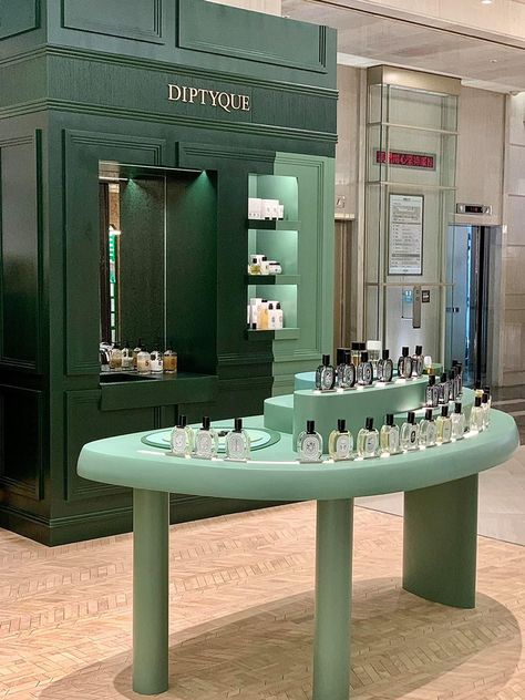 Sephora Display Design, Perfume Visual Merchandising, Luxury Perfume Store Interior Design, Diptyque Store Interior, Perfume Store Design, Perfume Store Interior Design, Perfume Shop Interior Design, Diptyque Store, Perfume Booth