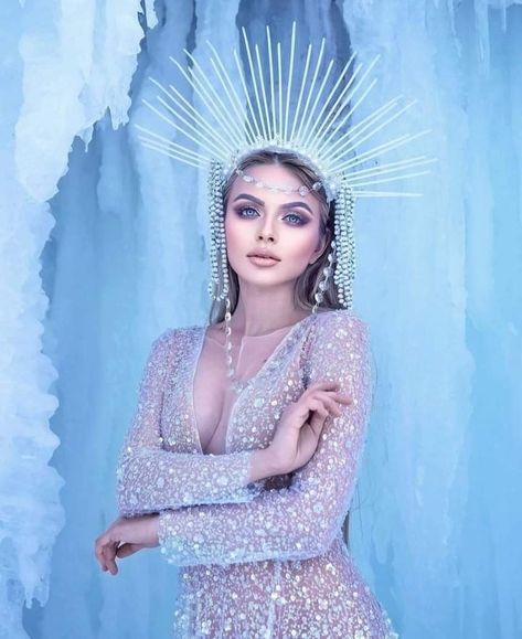 Winter Queen Photoshoot, Ice Queen Photoshoot, Ice Queen Aesthetic, Winter Wonderland Costume, Pani Zima, Ice Makeup, Ice Queen Dress, Ice Queen Makeup, Princess Shot