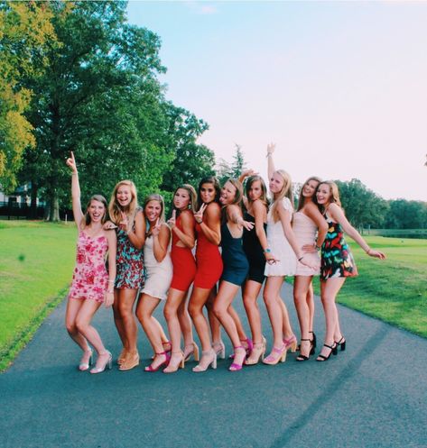 Hoco Poses Big Group, Friend Group Hoco Pictures, Hoco Photo Ideas Group, Big Group Hoco Pictures, Hoco Pic Ideas Group, Formal Pics With Friends, Homecoming Group Photos, Homecoming Pictures Group, Hoco Pics Group