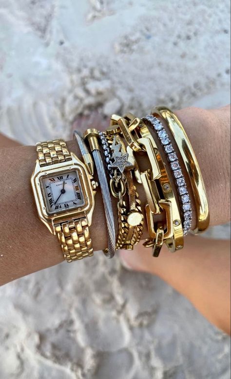 Mixed Metal Jewelry Aesthetic, Gold Silver Jewelry, Looks Pinterest, Gold Girl, Jewelry Accessories Ideas, Chunky Jewelry, Dope Jewelry, Jewelry Essentials, Classy Jewelry