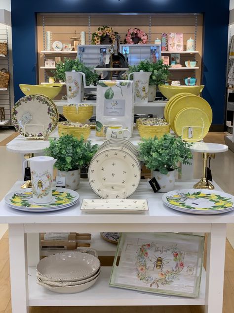 Integrated bees, flowers and even limes thinking about the summer. Visual Merchandising Displays Table, Merchandise Display Table, Homeware Display, Cookware Display, Electronics Store Design, Anthropologie Window Display, Tableware Display, Butik Design, Presentation Display