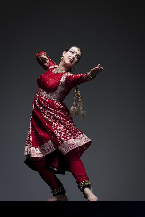 Kathak Photography, Kathak Costume, Indian Trends, Kathak Dance, Indian Classical Dance, Emoji Combinations, Classical Dance, Traditional Dance, Fairytale Art