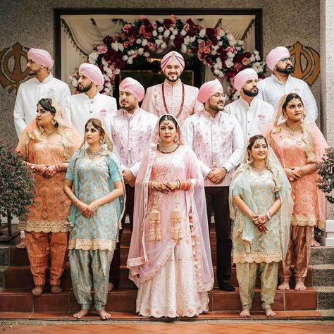 #familyphotoideas #familyportraits #familyphoto #weddingfamilyphoto #weddingfamilyphotoideas #sikhwedding Engagement Family Photos, Wedding Group Poses, Indian Wedding Pictures, Wedding Group Photos, Big Family Photos, Indian Engagement, Indian Wedding Poses, Marriage Photography, Family Wedding Photos