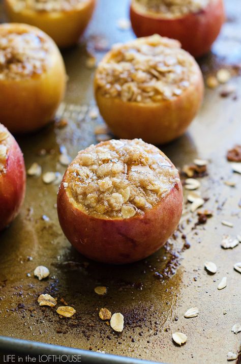 Delicious baked apples stuffed with an apple crisp filling. These apples are incredible, especially topped with vanilla ice cream and caramel sauce! Stuffed Apples, Baked Apple Oatmeal, Thanksgiving Desserts Kids, Baked Apple Recipes, Biscuits Graham, Dessert Oreo, Thanksgiving Desserts Easy, Easy Oatmeal, Apple Dessert Recipes