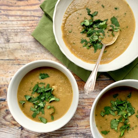 Thai green lentil curry Green Lentil Soup, Green Lentil, Noodle Soups, Lentil Soup Recipes, Turkey Soup, Soup Kitchen, Green Lentils, Raw Vegetables, Vegan Soups