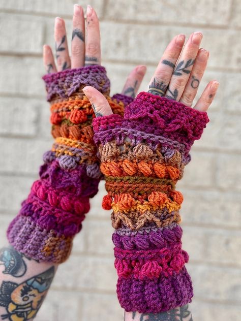 Pattern For Cute Crochet Fingerless Gloves - KnitHacker Festival Crochet Pattern, Gloves Crochet Pattern, Gloves Crochet, Fingerless Gloves Crochet Pattern, Crochet Gloves Pattern, Crochet Mignon, Confection Au Crochet, Pixie Hat, Gloves Pattern