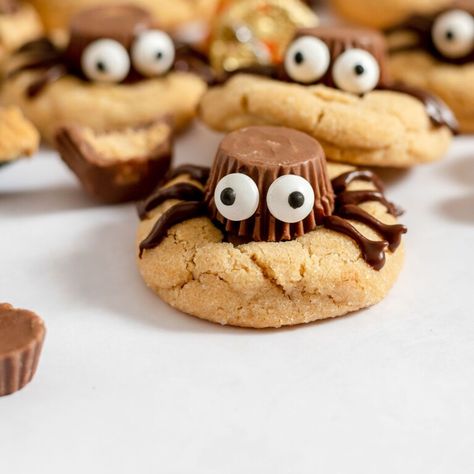 Halloween Peanut Butter Spider Cookies - Easy Cookie Recipes Peanut Butter Spider Cookies, Spider Cookies, Peanut Butter Blossom Cookies, Peanut Butter Cookie Dough, Peanut Butter Blossoms, Cookies Easy, Peanut Butter Cookie Recipe, Easy Peanut Butter, Melting Chocolate Chips