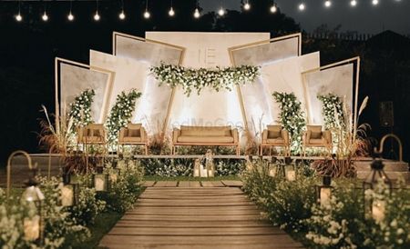 Decorasi Wedding, Outdoor Night Wedding, Engagement Stage Decoration, Reception Stage, Reception Stage Decor, Wedding Stage Backdrop, Simple Kurti, Wedding Stage Decor, Flower Garland Wedding