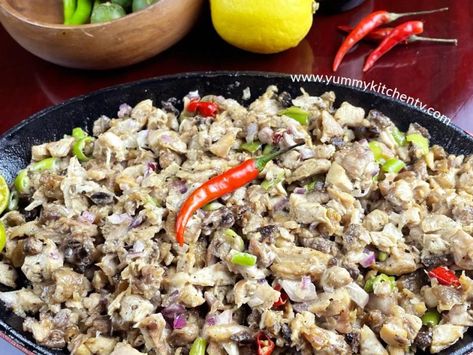 Chicken Sisig, Recipe Filipino Food, Sisig Recipe, Fried Chicken Skin, Pork Sisig, Yummy Kitchen, Ground Beef And Cabbage, Filipino Recipe, Marinated Pork