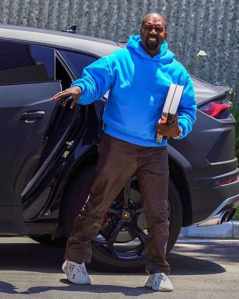 𝐘𝐄𝐄𝐙𝐘 𝐂𝐀𝐋𝐀𝐁𝐀𝐒𝐀𝐒 𝐁𝐘 𝐊𝐀𝐍𝐘𝐄 𝐖𝐄𝐒𝐓 sur Instagram : Ye Wearing unreleased YEEZY Hoodie & YEEZY FOAM RNNRS Outside YEEZY Office 📸 @gc.zap Yeezy Winter Outfit, Yeezy Hoodie Outfit, Balenciaga Outfit Men, Kanye West Style Outfits, Kanye West Fashion, Mens Outfits Streetwear, Yeezy Hoodie, Yeezy Foam Runners, Kanye West Outfits