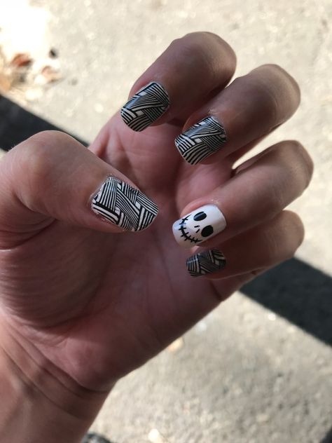 Skull Nail Designs Easy, Nail Designs For Men, Skull Nail Designs, Nail Designs Easy, Easy Halloween Nails Design, Halloween Nail Design, Emoji Nails, Red Nails Glitter, Skull Nails