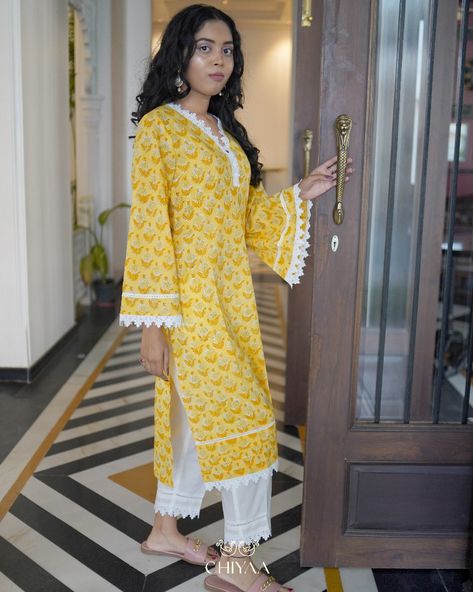 Cheks Design Kurti, Lace Designs On Suits, Dress Design Pakistani, Cotton Suit Designs, Yellow Kurti, Simple Dress Casual, Lace Suit, Simple Style Outfits, Dresses Design