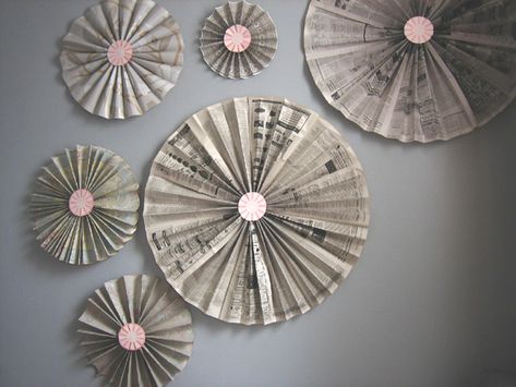 Craft Ideas Using Newspaper That Is Being Recycled – 20 Of Them Pinwheel Decorations, Pinwheel Tutorial, Diy Pinwheel, Newspaper Wall, Diy Newspaper, Pinwheels Paper, Diy Living Room Decor, Diy Fan, Newspaper Crafts