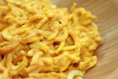 Low Fat Raw Vegan Mac n Cheeze by Ashley Clark, a.k.a. "Naturally Ashley" Raw Vegan Pasta, Raw Dinner, Raw Pasta, Vegan Dog Food, High Carb Low Fat, Raw Meals, Ketchup Recipe, Raw Vegan Food, Vegan Chef