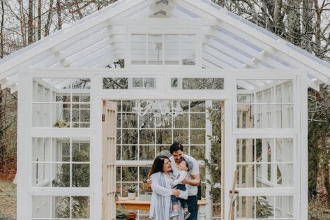 Garden Shed Exterior Ideas, Christmas Greenhouse, Shed Exterior Ideas, Rustic Greenhouses, Greenhouse Venue, Greenhouse Diy, Georgia Photography, Diy Studio, Family Mini Sessions