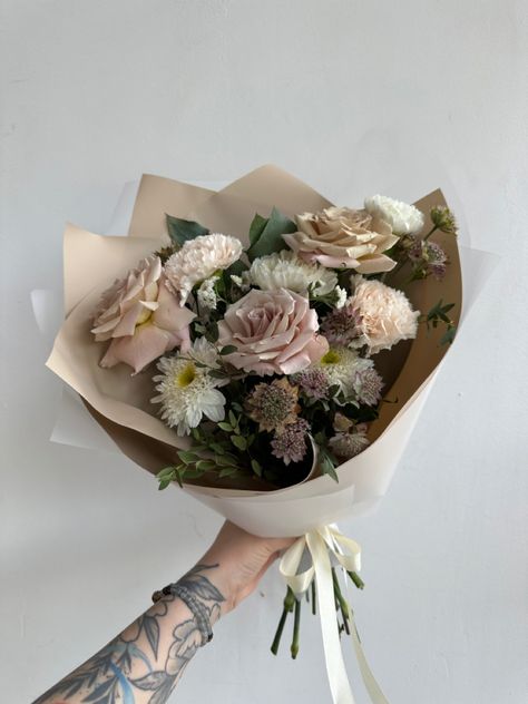 Beige Flower Bouquet, Grad Flowers, Flower Therapy, Love Flowers, Floral Art, Flowers Bouquet, Bouquets, Tulips, Bts