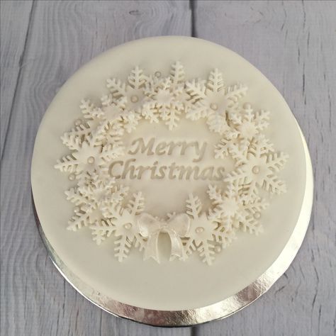 Snowflake wreath Christmas cake Snowflake Cakes, Marzipan Christmas, Christmas Cake Decorating Ideas, Christmas Cake Decorating, Decor Tort, Xmas Cakes, Christmas Bakes, Xmas Baking, Christmas Themed Cake