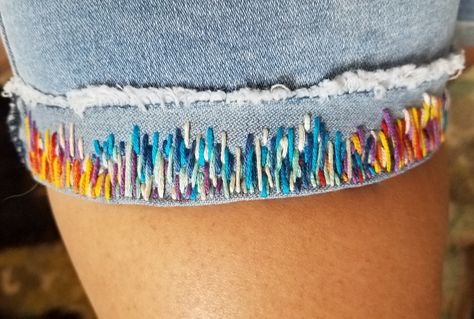 Jean Jacket Embroidery Ideas, Embroidery Upcycling, Boro Embroidery, Jeans Bordado, Embroidered Jean Shorts, Embroidery Jeans Diy, Embroidery Shorts, Jeans Custom, Mending Clothes