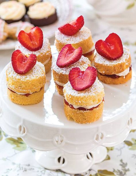 Cakes With Strawberries, Strawberry Sponge Cake, Cottagecore Recipes, Sponge Cakes, Strawberry Tea, Sponge Cake Recipes, Strawberry Cakes, Cake Servings, Tea Cakes