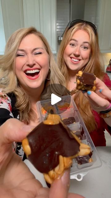 Jenn & Georgia Valentyne on Instagram: "Sometimes you just want something sweet. Frozen Snickers Banana Bites are so unbelievably delicious! The perfect little snack. Made with melted dark chocolate 🍫 (We melted dark chocolate chips in the microwave with a bit of coconut 🥥 oil. Stir every 30 second for a couple of minutes) a slice of banana 🍌 peanut butter 🥜 nuts and more chocolate on the top. They were gone in a flash! Let us know if you make them!!! #snack #frozentreats #frozenbananas #easyrecipes" Snickers Banana, Banana Peanut Butter, Banana Bites, Ww Desserts, Peanut Butter Banana, Dark Chocolate Chips, Frozen Treats, Something Sweet, Chocolate Chips