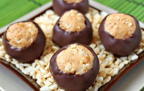 Crunchy buckeyes are peanut butter balls with crispy rice cereal. They're light and crunchy, and perfect when dipped in chocolate! Forbidden Food, Sunbutter Recipes, Buckeye Recipe, Picnic Dessert, Chocolate Fever, Buckeyes Candy, Buckeye Balls, Buckeyes Recipe, Bacon Dip