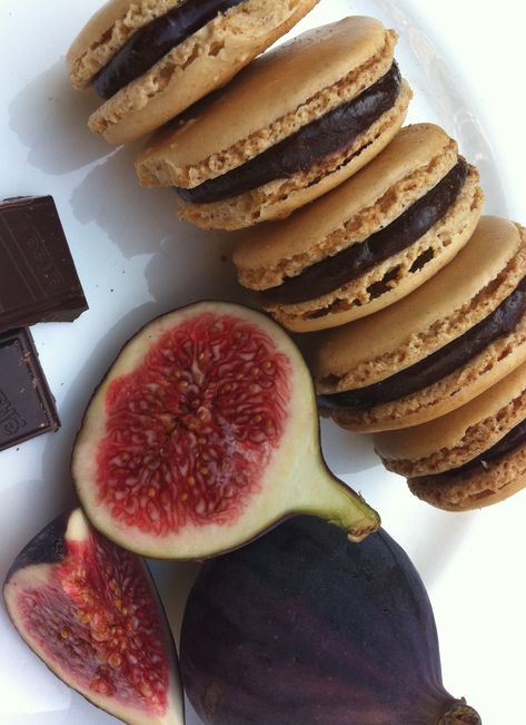 Fig Macarons, Macaron Ideas, Making Macarons, Macaron Recipes, Le Macaron, Macaron Filling, Creative Dessert Recipes, Cupcake Shop, Born In July