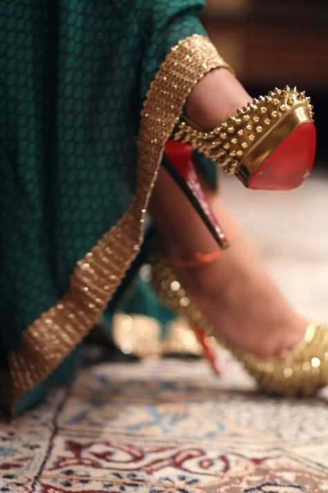 Sexy studded gold pump heels Mode Shoes, Gold Shoes, Olivia Palermo, Red Bottoms, Shoe Obsession, Gigi Hadid, Louboutin Shoes, Beautiful Shoes, Christian Louboutin Shoes