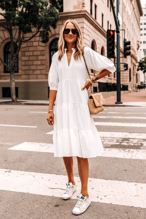 Dress And Sneakers, Stylish Mom Outfits, Golden Goose Sneakers Outfit, Dress And Sneakers Outfit, Goose Clothes, Midi Dress Outfit, White Dress Outfit, Gaun Fashion, Amy Jackson