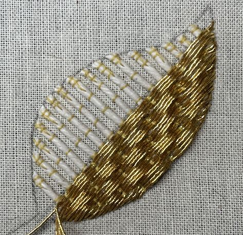 Hard string padding (goldwork) main image Gold Work Embroidery, Bee Embroidery, Embroidery Stitches Tutorial, Embroidery Motifs, Hand Embroidery Art, Gold Embroidery, Gold Work, Embroidery Craft, Embroidery Inspiration