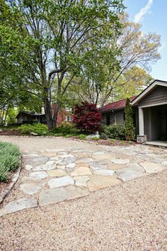 Miller gvhphotographie.blogspot.com Pea gravel driveway edged with stone with… Pea Gravel Parking Pad, English Driveways, Flagstone Driveway Ideas, Curved Driveway Ideas, Gravel Parking Pad, Flagstone Driveway, Pea Gravel Driveway, Gravel Driveway Edging, Gravel Driveway Landscaping