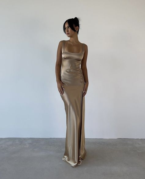 Beige Gown Bridesmaid, Crystal Gown, Structured Gown, Prom Dress Inspo, Gown Gold, Full Dress, Dress Satin, Summer Fits, Side Split