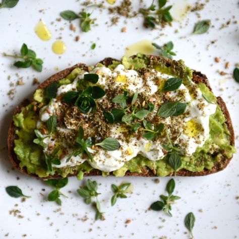 Avocado, Labneh & Zaatar toast | 1 small avocado (mashed) 2 tablespoons labneh (drained Greek yogurt) 1 tablespoon zaatar wholemeal bread (or your favourite bread) fresh thyme or micro-greens Labneh Recipe, Breakfast Toast, Dinner Appetizers, Open Face, Vegetarian Breakfast, Dinner Recipes For Kids, Middle Eastern Recipes, Easy Healthy Dinners, Healthy Dinner Recipes Easy