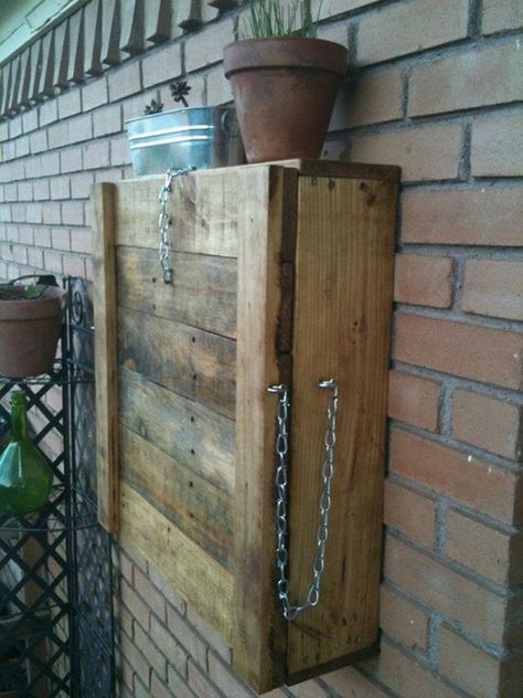 Pallet Fold Down Outdoor Bar - Closed View Pallet Murphy Bar, Fold Down Bar Outdoor, Fold Down Bar, Palet Bar, Bar En Plein Air, Murphy Bar, Diy Storage Projects, Outdoor Pallet Projects, Owner Builder