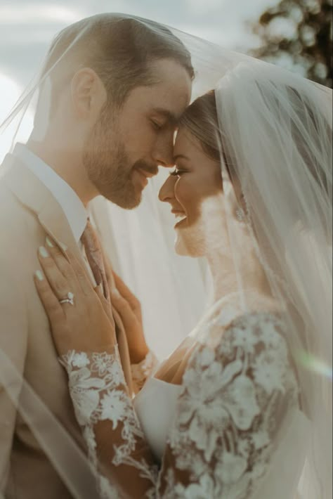 Lowkey Wedding Pictures, Wedding Profile Picture, Close Up Wedding Photos, Wedding Photography Plus Size Bride, Fun Wedding Picture Ideas, Wedding Possess, Best Wedding Photos Poses, Wedding Day Photos Must Have, Couple Wedding Poses