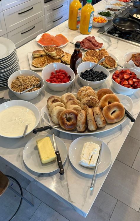 Birthday Party Breakfast Ideas, Morning Of The Wedding Breakfast, Breakfast At Home Aesthetic, Birthday Breakfast Aesthetic, Brunch Party Ideas Decoration, Breakfast Spread Ideas, Birthday Brunch Aesthetic, Birthday Spread, Cute Breakfast Ideas