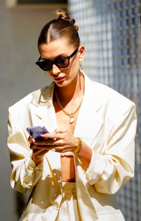 Hailey Bieber Ponytail, Hailey Bieber Hairstyles, Outfits Hailey Bieber, Model Outfit Ideas, How To Wear Pearls, Hayley Bieber, Hailey Bieber Outfits, Slick Ponytail, Hailey Bieber Style