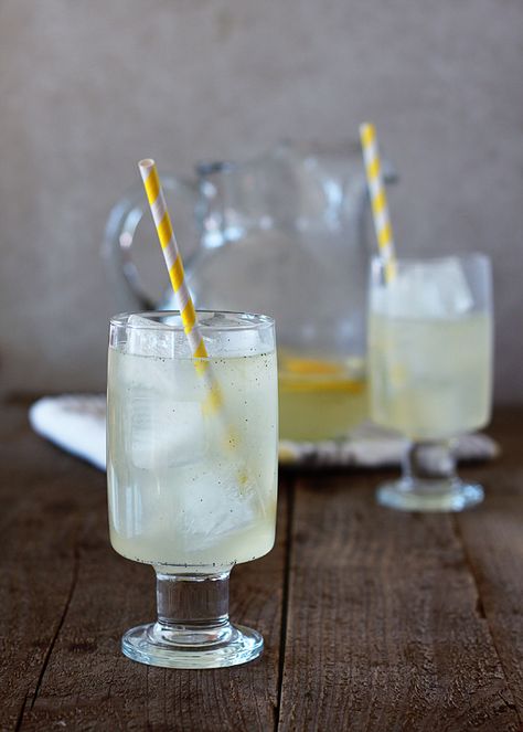 Vanilla Bean Lemonade Vanilla Lemonade Recipe, Vanilla Lemonade, Best Homemade Lemonade, Easy Lemonade, Rosemary Lemonade, Homemade Lemonade Recipes, Lemon Drink, Lemonade Recipe, Refreshing Summer Drinks