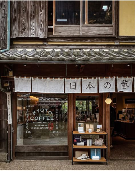 Japanese Store Interior, Japanese Coffee Shop Interior, Japanese Coffee Shop Design, Japanese Coffee Shop Aesthetic, Japanese Cafe Design, Japanese Ramen Shop, Japanese Store Fronts, Japan Interior Design, Japanese Coffee Shop